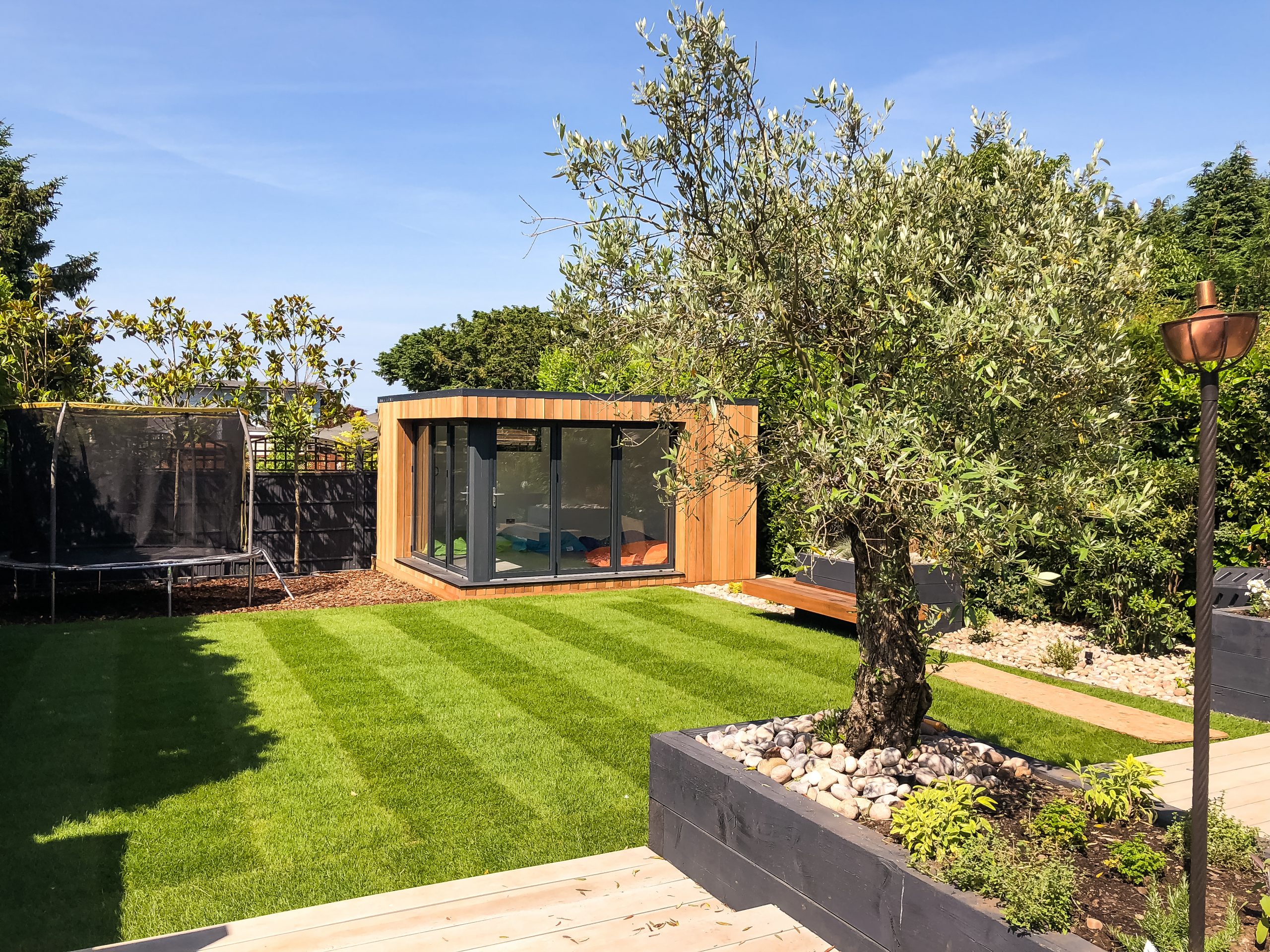 A Vivid Green garden office – Space for work
